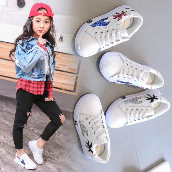 Adidași pentru copii pentru o fată cu aplicație de brocart în diferite culori