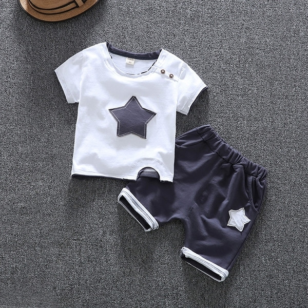 Set copii pentru baieti - tricou cu brat scurt si guler in forma de O si pantaloni cu buzunare