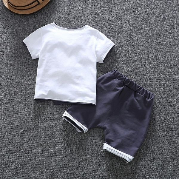 Set copii pentru baieti - tricou cu brat scurt si guler in forma de O si pantaloni cu buzunare