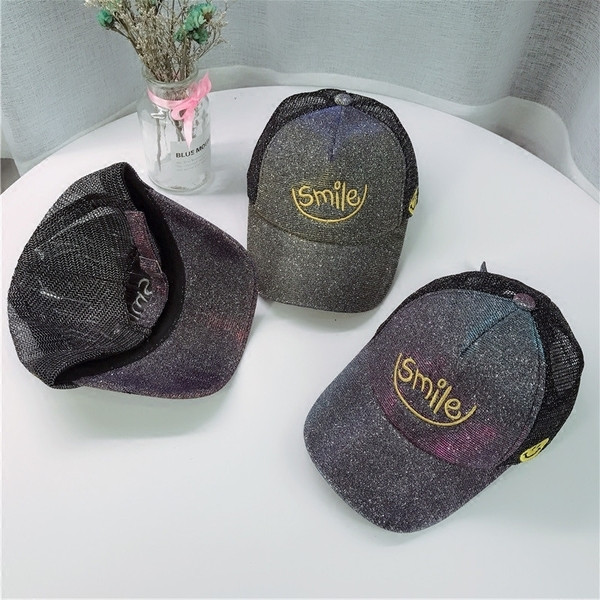 Palarie moderna pentru copii cu plasa, broderie si imprimeu