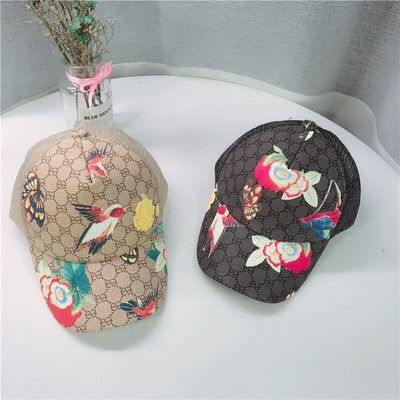 Детска модерна шапка с флорални мотиви в два цвяат