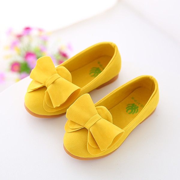 Különböző színű szalagos gyerekcipők két modellben