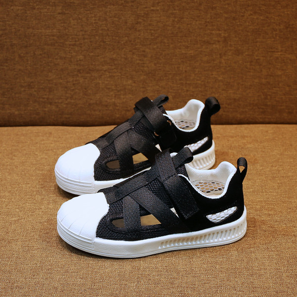 Kivágott gyerekcipők három színben, alkalmasak fiúknak és lányoknak