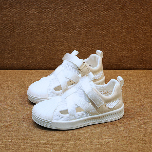 Kivágott gyerekcipők három színben, alkalmasak fiúknak és lányoknak