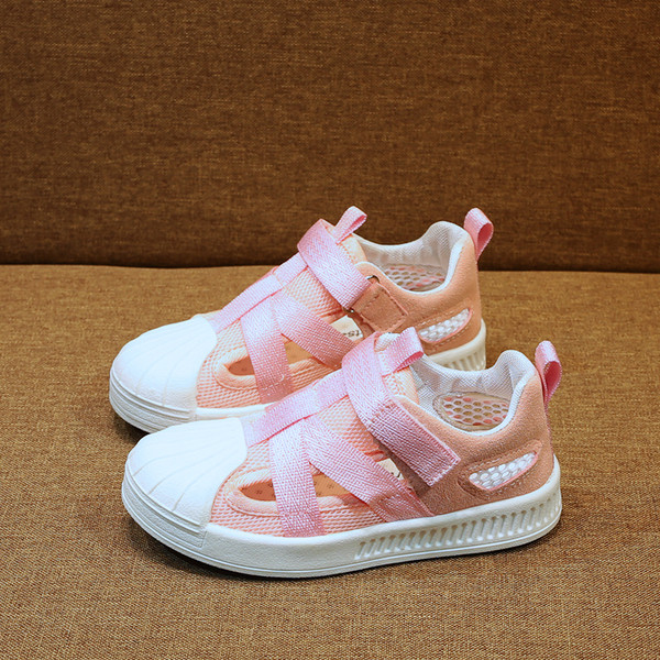 Kivágott gyerekcipők három színben, alkalmasak fiúknak és lányoknak