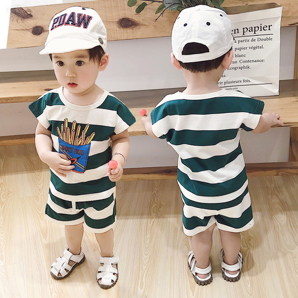 Set copii in dungi pentru baieti in diferite modele - Tricou cu imprimeu si pantaloni scurti