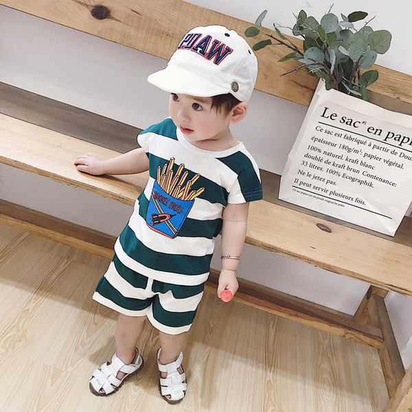 Set copii in dungi pentru baieti in diferite modele - Tricou cu imprimeu si pantaloni scurti