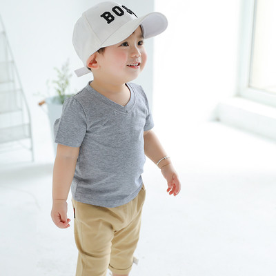 Детска изчистена тениска с V-образно деколте в няколко цвята за момчета