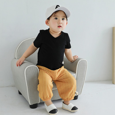 Детска изчистена тениска с V-образно деколте в няколко цвята за момчета