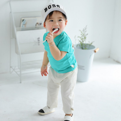 Детска изчистена тениска с V-образно деколте в няколко цвята за момчета