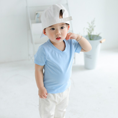 Детска изчистена тениска с V-образно деколте в няколко цвята за момчета