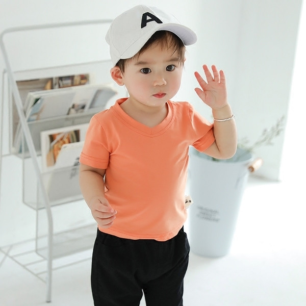 Детска изчистена тениска с V-образно деколте в няколко цвята за момчета