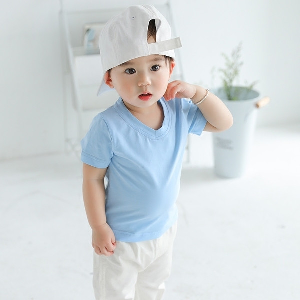 Детска изчистена тениска с V-образно деколте в няколко цвята за момчета