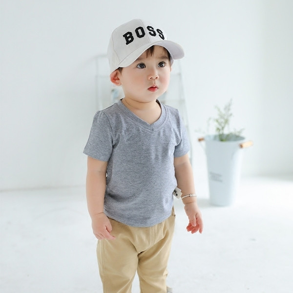 Детска изчистена тениска с V-образно деколте в няколко цвята за момчета