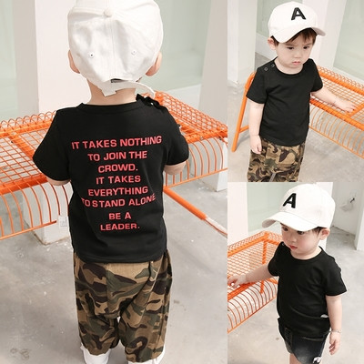 Детска ежедневна тениска в черен и бял цвят с надпис за момчета