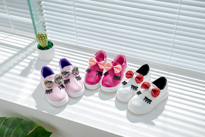 Обувки за момиче в три цвята с 3D декорация