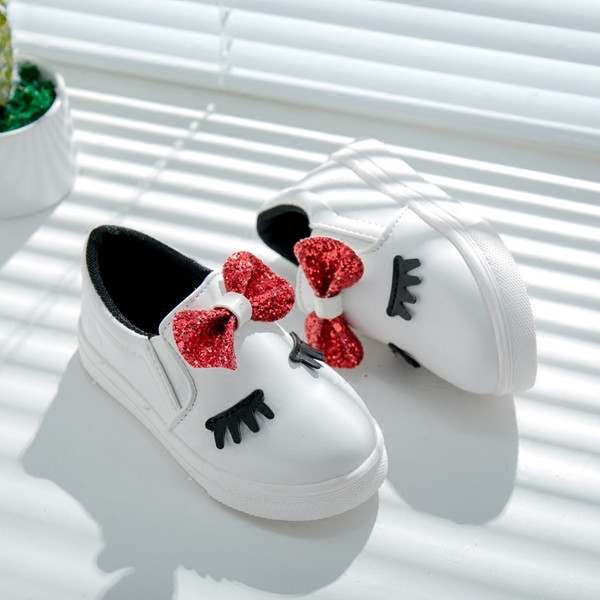 Cipő lányoknak három színben 3D díszítéssel