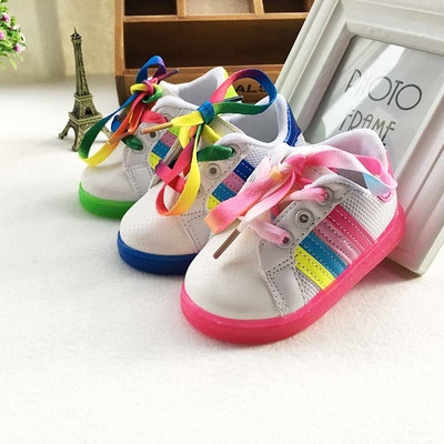 Детски спортни обувки в три цвята