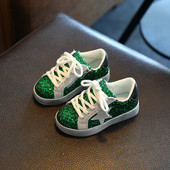 Adidași sport strălucitori pentru copii pentru o fată în verde