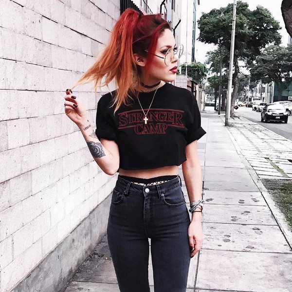 Tricou scurt de dama cu inscriptie in trei culori