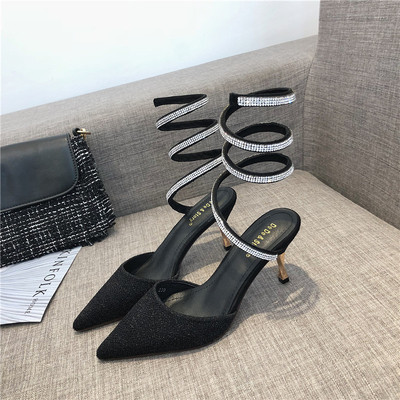 Ένα ενδιαφέρον μοντέλο εντυπωσιακά γυναικεία υποδήματα με κορδόνια στο  αστραγάλο σε δύο χρώματα