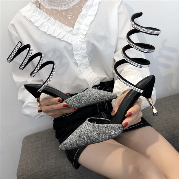 Ένα ενδιαφέρον μοντέλο εντυπωσιακά γυναικεία υποδήματα με κορδόνια στο  αστραγάλο σε δύο χρώματα