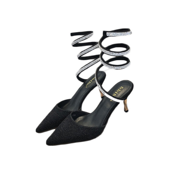 Ένα ενδιαφέρον μοντέλο εντυπωσιακά γυναικεία υποδήματα με κορδόνια στο  αστραγάλο σε δύο χρώματα