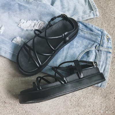 Περιστασιακά γυναικεία σανδάλια σε πλατφόρμα με λουρίδες σε δύο χρώματα