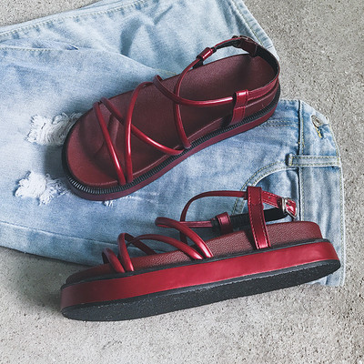 Περιστασιακά γυναικεία σανδάλια σε πλατφόρμα με λουρίδες σε δύο χρώματα