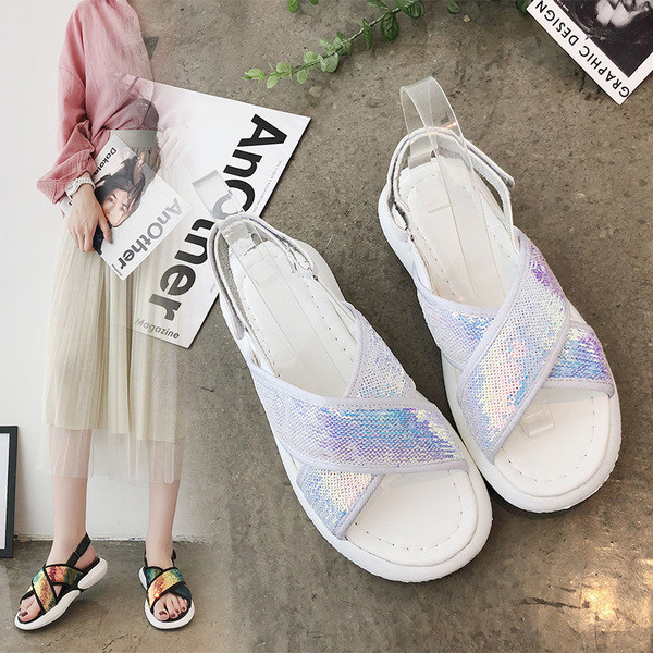 Χαμηλά casual γυναικεία σανδάλια με πούλιες σε δύο χρώματα