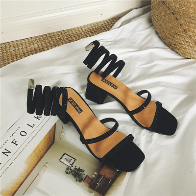 Καθημερινά γυναικεία σανδάλια με λουράκια στο αστραγάλο