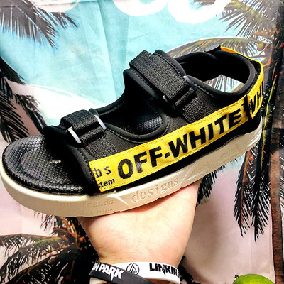 Férfi sportszandál színes pánttal és felirattal