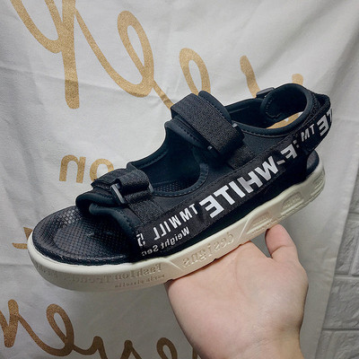 Férfi sportszandál színes pánttal és felirattal