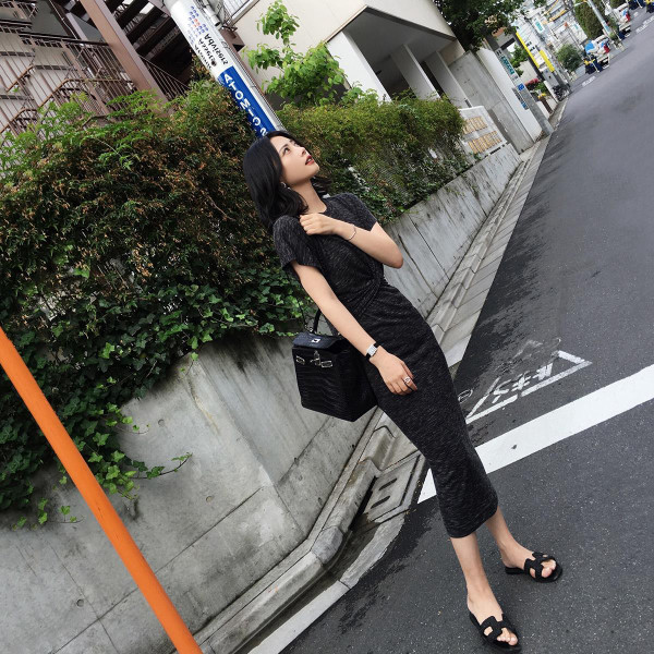 Rochie lungă de damă cu mâneci scurte și un nod în talie de culoare neagră