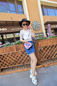 Gyémánt alakú női táska hosszú füllel, különböző színekben