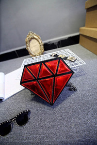 Gyémánt alakú női táska hosszú füllel, különböző színekben