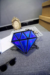 Gyémánt alakú női táska hosszú füllel, különböző színekben