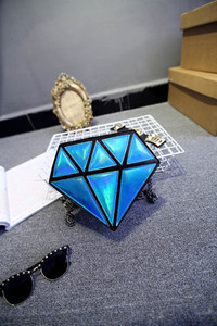 Gyémánt alakú női táska hosszú füllel, különböző színekben