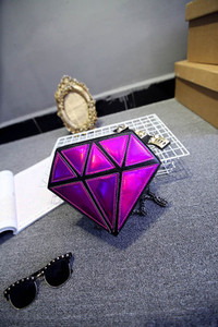 Gyémánt alakú női táska hosszú füllel, különböző színekben