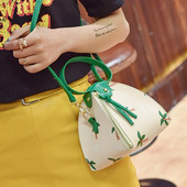 O geantă de damă interesantă cu motive florale în trei culori cu mâner lung