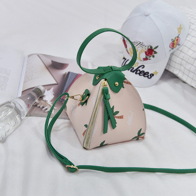 O geantă de damă interesantă cu motive florale în trei culori cu mâner lung