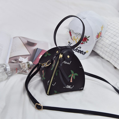 O geantă de damă interesantă cu motive florale în trei culori cu mâner lung