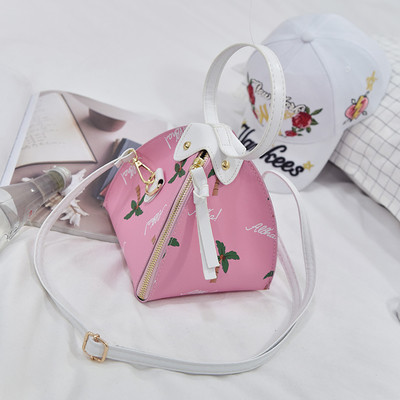 O geantă de damă interesantă cu motive florale în trei culori cu mâner lung