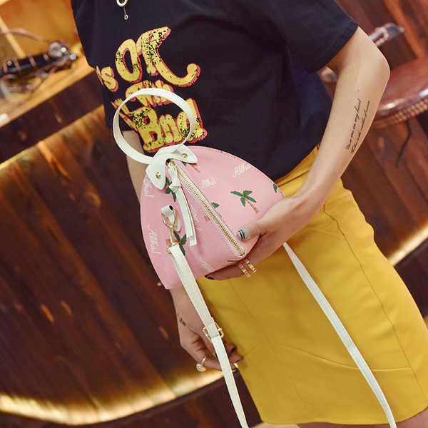 O geantă de damă interesantă cu motive florale în trei culori cu mâner lung