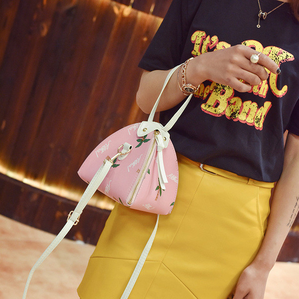 O geantă de damă interesantă cu motive florale în trei culori cu mâner lung