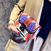 Színes kis kézitáska fém fogantyúval