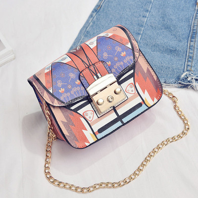 Színes kis kézitáska fém fogantyúval