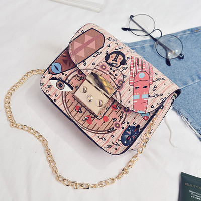 Színes kis kézitáska fém fogantyúval