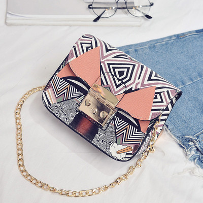 Színes kis kézitáska fém fogantyúval