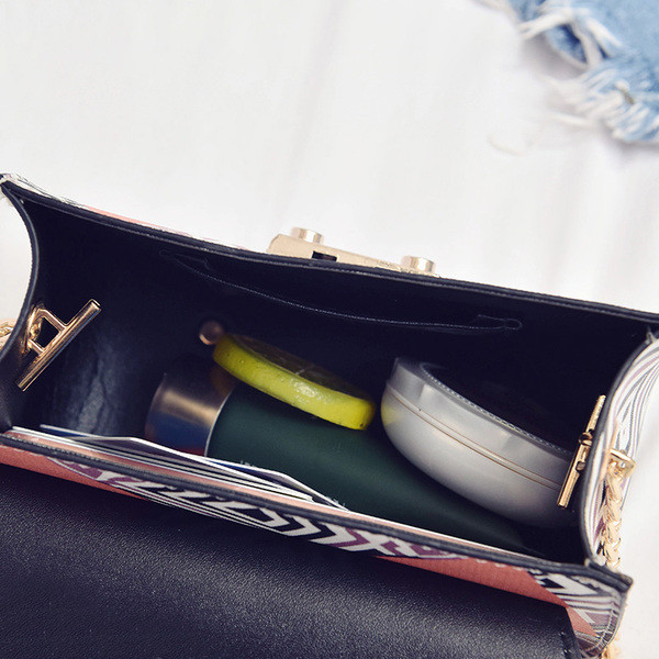 Színes kis kézitáska fém fogantyúval